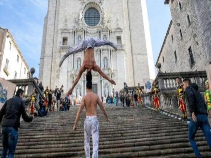 Man Climbs 100 Stairs in 53 Seconds While Balancing Brother on Head, Sets Guinness Record | भावाला डोक्यावर उलटं तोलत त्याने चढल्या तब्बल १०० पायऱ्या, गीनीज वर्ल्ड रेकॉर्ड बनला ना भाऊ Man Climbs 100 Stairs in 53 Seconds While Balancing Brother on Head, Sets Guinness Record | भावाला डोक्यावर उलटं तोलत त्याने चढल्या तब्बल १०० पायऱ्या, गीनीज वर्ल्ड रेकॉर्ड बनला ना भाऊ