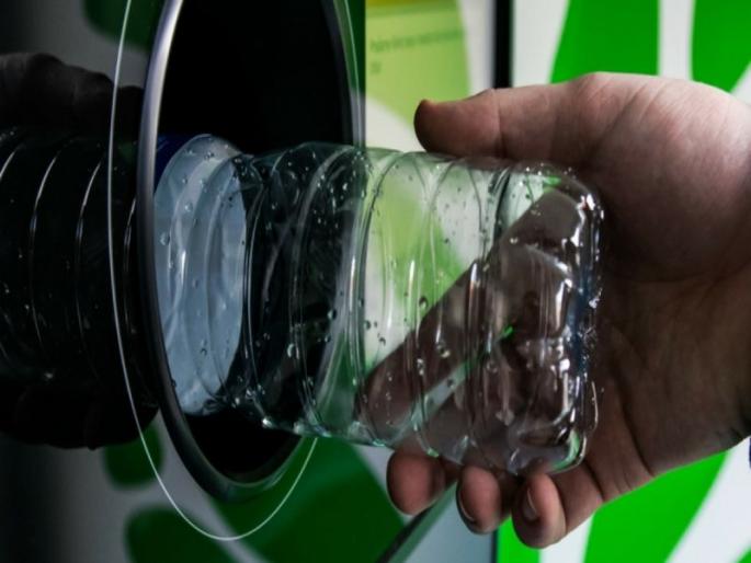 One rupee will get empty bottles in Shirdi Recycling machine in temple area | शिर्डीत रिकाम्या बाटलीस मिळणार एक रुपया! मंदिर परिसरात रिसायकलिंग यंत्र One rupee will get empty bottles in Shirdi Recycling machine in temple area | शिर्डीत रिकाम्या बाटलीस मिळणार एक रुपया! मंदिर परिसरात रिसायकलिंग यंत्र