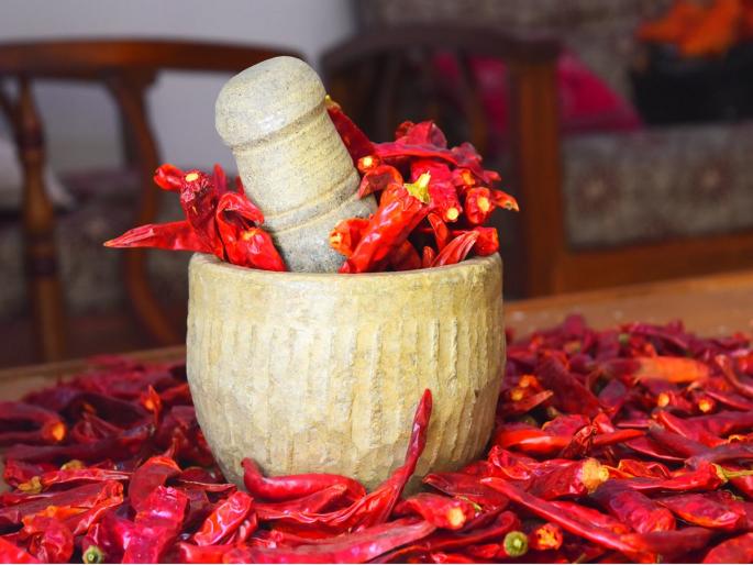 red chillies rates are equal to Cashew nut-almond; A kilogram of chillies cost as much as a thousand rupees | महागाईचा तडका! किलोभर लाल मिरचीला मोजा तब्बल हजार रुपये
