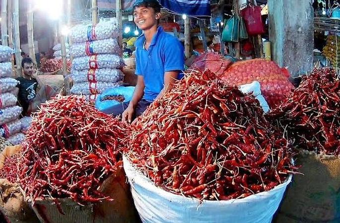 The 'chili' of red hotness in Nagpur remains intact | नागपुरात लाल मिरचीचा 'तिखटपणा' कायम : आवक कमी The 'chili' of red hotness in Nagpur remains intact | नागपुरात लाल मिरचीचा 'तिखटपणा' कायम : आवक कमी