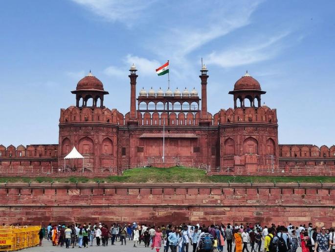 Tight security system breached, gang of thieves steals valuable items from Red Fort, worth crores | कडेकोट सुरक्षा व्यवस्था भेदली, लाल किल्ल्यात मौल्यवान वस्तूवर चोरट्याचा डल्ला, कोट्यवधीमध्ये आहे किंमत Tight security system breached, gang of thieves steals valuable items from Red Fort, worth crores | कडेकोट सुरक्षा व्यवस्था भेदली, लाल किल्ल्यात मौल्यवान वस्तूवर चोरट्याचा डल्ला, कोट्यवधीमध्ये आहे किंमत
