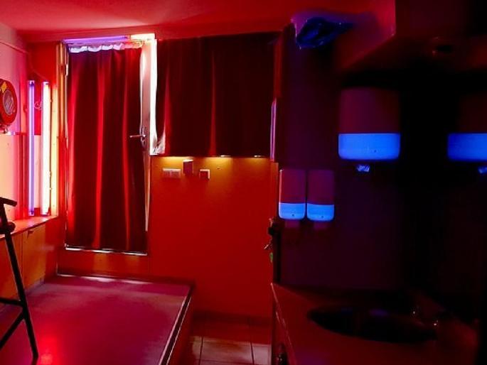Prostitution Business Revealed in Lodge in Main Market of Paithan Gate | पैठण गेटच्या मुख्य बाजारपेठेतील लॉजमध्ये राजरोस वेश्या व्यवसाय उघड Prostitution Business Revealed in Lodge in Main Market of Paithan Gate | पैठण गेटच्या मुख्य बाजारपेठेतील लॉजमध्ये राजरोस वेश्या व्यवसाय उघड