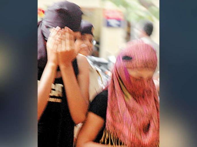 Raid on notorious Kalloaunti's brothel in Gangajamuna of Nagpur | नागपूरच्या गंगाजमुनातील कुख्यात कल्लोआंटीच्या कुंटणखान्यावर छापा Raid on notorious Kalloaunti's brothel in Gangajamuna of Nagpur | नागपूरच्या गंगाजमुनातील कुख्यात कल्लोआंटीच्या कुंटणखान्यावर छापा