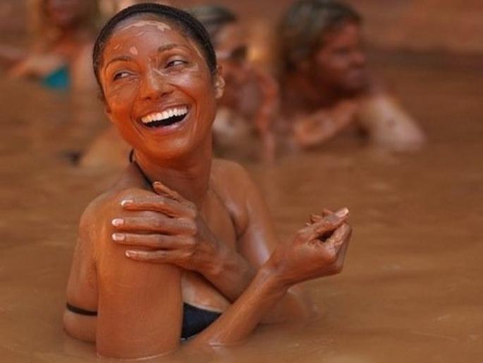 Use red soil it can remove the problem of vitiligo saphed daag | लाल माती ठरते आरोग्यदायी; दूर होईल त्वचेवरील पांढऱ्या डागांची समस्या Use red soil it can remove the problem of vitiligo saphed daag | लाल माती ठरते आरोग्यदायी; दूर होईल त्वचेवरील पांढऱ्या डागांची समस्या