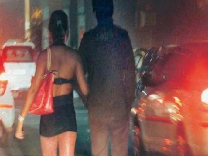 Ahmednagar sex workers donate money for kerala flood victims | रेड लाईट एरियात जागली माणुसकी, केरळसाठी वेश्यांनी जमवला निधी Ahmednagar sex workers donate money for kerala flood victims | रेड लाईट एरियात जागली माणुसकी, केरळसाठी वेश्यांनी जमवला निधी