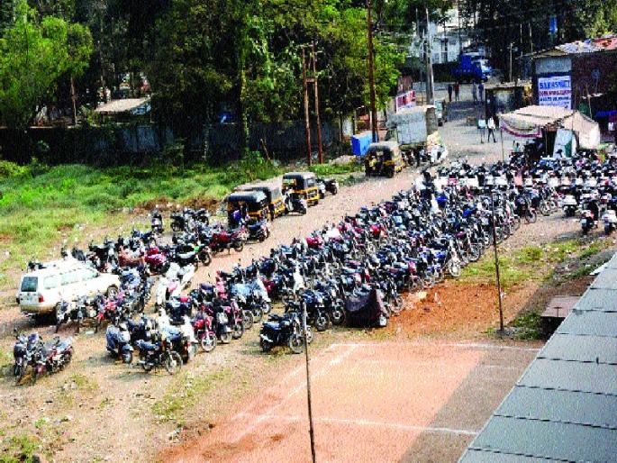 The signal system in Kalyan should be permanently red lighted | कल्याणमध्ये सिग्नल यंत्रणेला कायमचा लाल दिवा The signal system in Kalyan should be permanently red lighted | कल्याणमध्ये सिग्नल यंत्रणेला कायमचा लाल दिवा