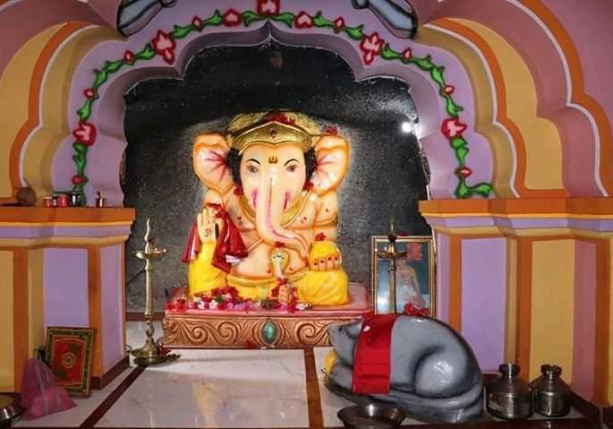 A big crowd to visit devotees at Ganesh Temple in Reddy | रेडी येथील गणेश मंदिरात भाविकांची दर्शनासाठी मोठी गर्दी A big crowd to visit devotees at Ganesh Temple in Reddy | रेडी येथील गणेश मंदिरात भाविकांची दर्शनासाठी मोठी गर्दी