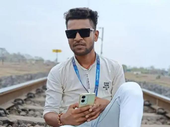 making reels on railway tracks proved costly young man died after being hit by train | भयंकर! ट्रेंड फॉलो करण्यासाठी रेल्वे ट्रॅकवर रील बनवणं बेतलं जीवावर; मागून आली ट्रेन अन्... making reels on railway tracks proved costly young man died after being hit by train | भयंकर! ट्रेंड फॉलो करण्यासाठी रेल्वे ट्रॅकवर रील बनवणं बेतलं जीवावर; मागून आली ट्रेन अन्...