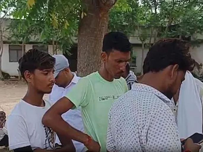 Suddenly started cracking while making reels, friends thought he was acting, lost his life in few moments | रील्स बनवताना अचानक तडफडू लागला, मित्रांना वाटलं अॅक्टिंग करतोय, काही क्षणांतच गेला जीव Suddenly started cracking while making reels, friends thought he was acting, lost his life in few moments | रील्स बनवताना अचानक तडफडू लागला, मित्रांना वाटलं अॅक्टिंग करतोय, काही क्षणांतच गेला जीव