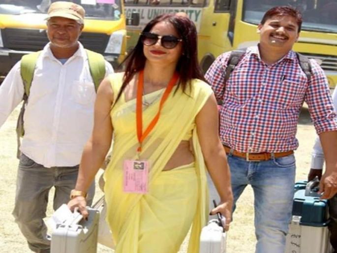 Employee celebrity; The photos of the woman carrying EVMs | कर्मचारी बनली सेलिब्रिटी; ईव्हीएम घेऊन जाणाऱ्या महिलेच्या फोटोंना दाद Employee celebrity; The photos of the woman carrying EVMs | कर्मचारी बनली सेलिब्रिटी; ईव्हीएम घेऊन जाणाऱ्या महिलेच्या फोटोंना दाद
