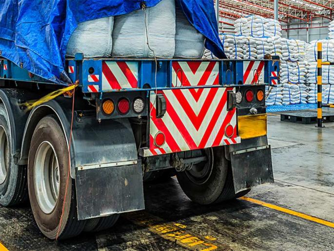 reflectors are compulsory for public and good transport vehicles from august | ऑगस्टपासून माल व प्रवासी वाहनांना रिफ्लेक्टर बंधनकारक reflectors are compulsory for public and good transport vehicles from august | ऑगस्टपासून माल व प्रवासी वाहनांना रिफ्लेक्टर बंधनकारक