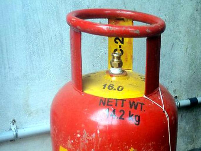 Police action on food dealers | खाद्यपदार्थ विक्रेत्यांवर पोलिसांची कारवाई Police action on food dealers | खाद्यपदार्थ विक्रेत्यांवर पोलिसांची कारवाई