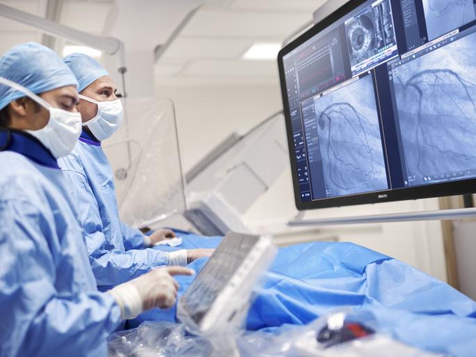 The private doctor who was given the notice by the Collector worked in Zedpit | जिल्हाधिकाºयांनी नोटीस दिलेला खासगी डॉक्टर झेडपीत कामाला