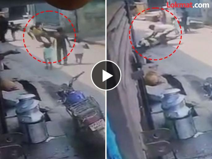 moradabad man died while walking on the road reason of death not clear | Video - घरातून बाहेर पडला अन् चालतानाच खाली कोसळला; २५ वर्षीय तरुणाचा अचानक मृत्यू moradabad man died while walking on the road reason of death not clear | Video - घरातून बाहेर पडला अन् चालतानाच खाली कोसळला; २५ वर्षीय तरुणाचा अचानक मृत्यू