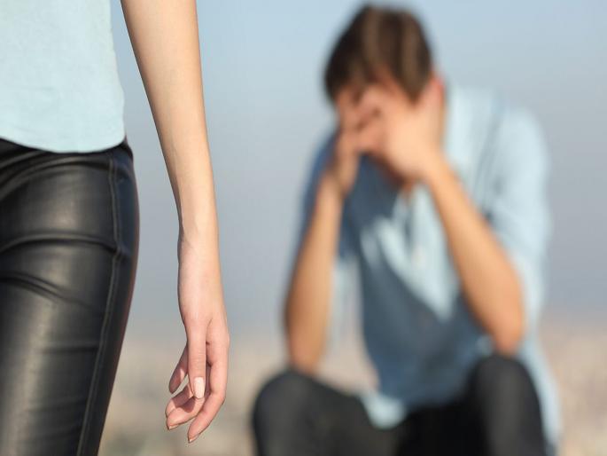 Zodiac sign who fear of rejection | 'या' राशींच्या लोकांमध्ये सतत असते ब्रेकअपची भीती, तुमचा पार्टनर तर यात नाही ना? Zodiac sign who fear of rejection | 'या' राशींच्या लोकांमध्ये सतत असते ब्रेकअपची भीती, तुमचा पार्टनर तर यात नाही ना?