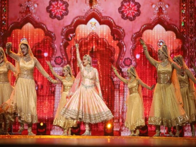 IIFA Awards 2018: On stage after 20 years, Rekha takes fans down the memory lane | IIFA Awards 2018 : तब्बल 20 वर्षांनंतर रेखा यांनी दिला जबरदस्त परफॉर्मन्स, चाहते घायाळ IIFA Awards 2018: On stage after 20 years, Rekha takes fans down the memory lane | IIFA Awards 2018 : तब्बल 20 वर्षांनंतर रेखा यांनी दिला जबरदस्त परफॉर्मन्स, चाहते घायाळ