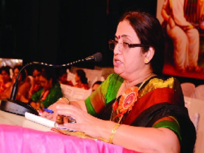 Women should work in combination with politics and social work | राजकारण अन् सामाजिक कार्याची सांगड घालून महिलांनी कार्य करावे Women should work in combination with politics and social work | राजकारण अन् सामाजिक कार्याची सांगड घालून महिलांनी कार्य करावे