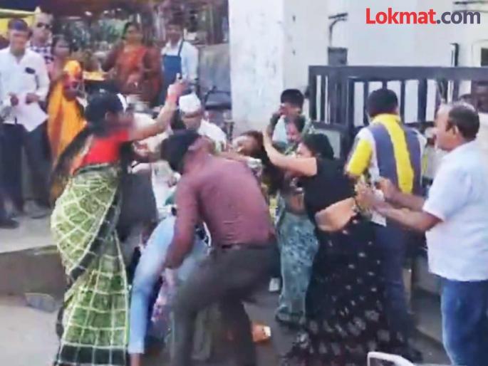 Mother in law daughter in law dispute escalated in Nashik freestyle fight was witnessed between two groups at the court entrance | कोर्टाच्या दारातच सासू-सून भिडली, मग सगळेच पडले तुटून! तुंबळ हाणामारीचा व्हिडीओ व्हायरल Mother in law daughter in law dispute escalated in Nashik freestyle fight was witnessed between two groups at the court entrance | कोर्टाच्या दारातच सासू-सून भिडली, मग सगळेच पडले तुटून! तुंबळ हाणामारीचा व्हिडीओ व्हायरल