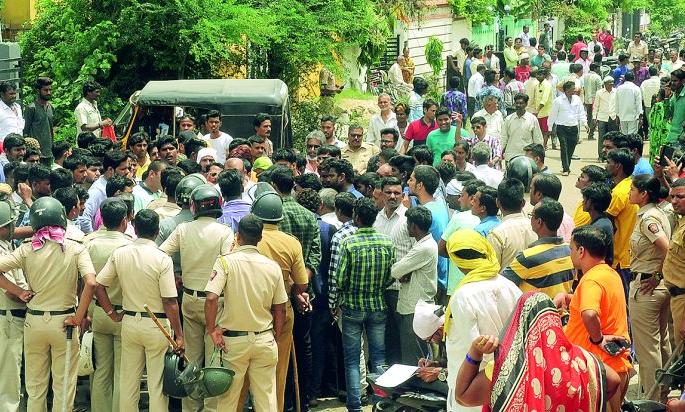 The encroachment of religious places, the resistance of the citizens continued | धार्मिक स्थळांचे अतिक्रमण, नागरिकांचा विरोध सुरूच The encroachment of religious places, the resistance of the citizens continued | धार्मिक स्थळांचे अतिक्रमण, नागरिकांचा विरोध सुरूच