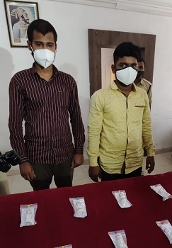 Two arrested in Kolhapur | कोल्हापूरात रेमडेसिवीरचा काळाबाजार करणारी टोळी जेरबंद, दोघेजण ताब्यात Two arrested in Kolhapur | कोल्हापूरात रेमडेसिवीरचा काळाबाजार करणारी टोळी जेरबंद, दोघेजण ताब्यात