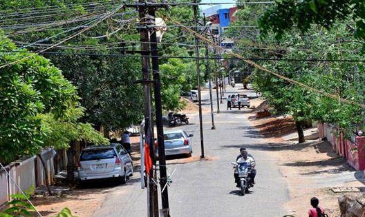 Remove dangerous electric poles on the road by January: High Court order | रोडवरील धोकादायक वीज खांब जानेवारीपर्यंत हटवा : हायकोर्टाचा आदेश