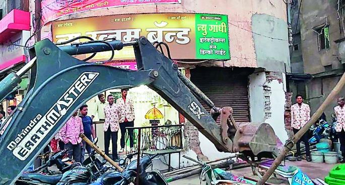 Elimination of encroachment on sewer lines and sidewalks in Nagpur | नागपुरात सिव्हर लाईन व फूटपाथवरील अतिक्रमणाचा सफाया