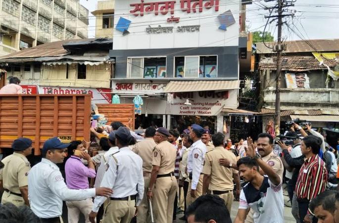 The way of Sitabuldi again encroachment free | सीताबर्डी मार्ग पुन्हा अतिक्रमण मुक्त : ३५ हातठेले, हॉकर्सचे साहित्य ताब्यात