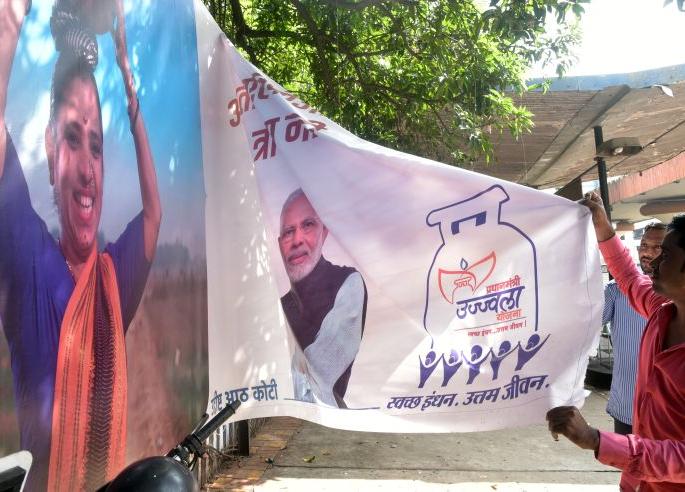 Ten thousand posters, banners removed in Nagpur | Maharashtra Assembly Election 2019 : नागपुरातील दहा हजारावर पोस्टर, बॅनर काढले Ten thousand posters, banners removed in Nagpur | Maharashtra Assembly Election 2019 : नागपुरातील दहा हजारावर पोस्टर, बॅनर काढले