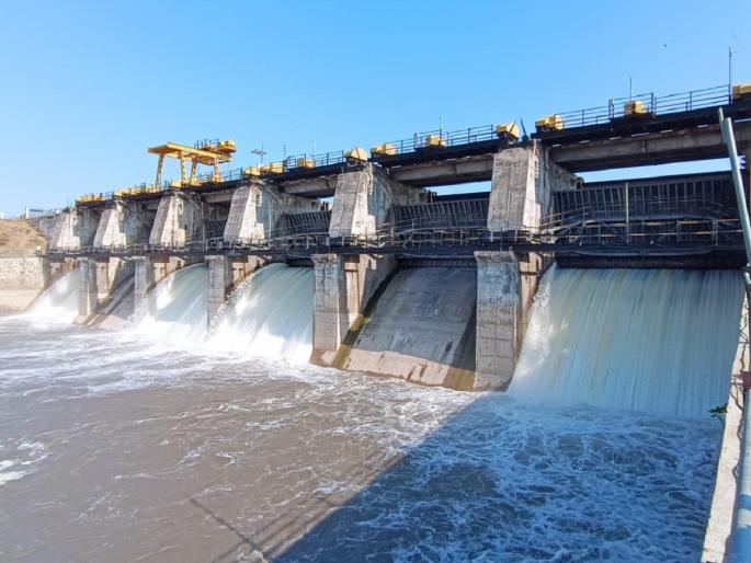 The four gates of Rena project opened; The problem of water for sugarcane and livestock has been solved | रेणाचे चार दरवाजे उघडले; ऊस, पशुधनाच्या पाण्याचा प्रश्न सुटला The four gates of Rena project opened; The problem of water for sugarcane and livestock has been solved | रेणाचे चार दरवाजे उघडले; ऊस, पशुधनाच्या पाण्याचा प्रश्न सुटला