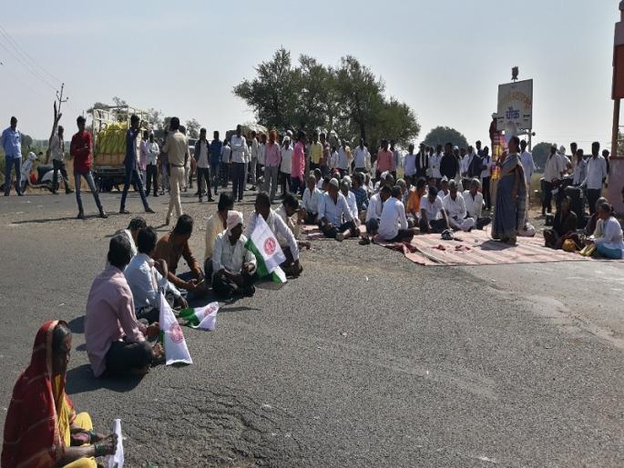 After returning the money, start the highway; Farmers' rastaroko at Pangaon Phata | मोबदला दिल्यानंतर महामार्गाचे काम सुरु करा; पानगाव फाटा येथे शेतकऱ्यांचा रस्तारोको After returning the money, start the highway; Farmers' rastaroko at Pangaon Phata | मोबदला दिल्यानंतर महामार्गाचे काम सुरु करा; पानगाव फाटा येथे शेतकऱ्यांचा रस्तारोको