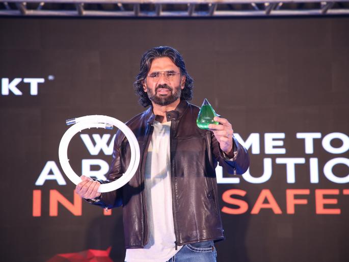 Unique pipes for extinguishing a burning car and home fire; startup launched ‘Thro’ and ‘F-Protekkt’ | कारची आग विझविण्यासाठी अनोखा पाईप, तर घरातील आगीसाठी फुलदानी Unique pipes for extinguishing a burning car and home fire; startup launched ‘Thro’ and ‘F-Protekkt’ | कारची आग विझविण्यासाठी अनोखा पाईप, तर घरातील आगीसाठी फुलदानी