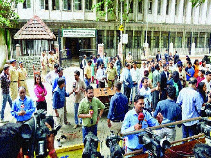 ... and Feroze inflicted on Salem, and in the court environment serious | ...अन् फिरोज सालेमवर भडकला, न्यायालयात वातावरण गंभीर ... and Feroze inflicted on Salem, and in the court environment serious | ...अन् फिरोज सालेमवर भडकला, न्यायालयात वातावरण गंभीर