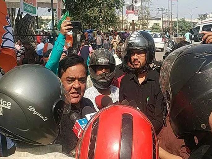 raipur journalists wear helmets during coverage of bjp programs | ...म्हणून भाजपाच्या कार्यक्रमाला हेल्मेट घालून गेले पत्रकार raipur journalists wear helmets during coverage of bjp programs | ...म्हणून भाजपाच्या कार्यक्रमाला हेल्मेट घालून गेले पत्रकार