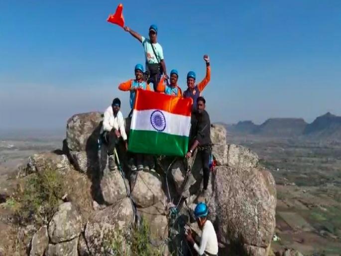 Climbers of Kalyan climbed the thumbs up cone in 75 minutes | कल्याणच्या गिर्यारोहकांनी ७५ मिनिटात सर केला थम्स अप सुळका Climbers of Kalyan climbed the thumbs up cone in 75 minutes | कल्याणच्या गिर्यारोहकांनी ७५ मिनिटात सर केला थम्स अप सुळका