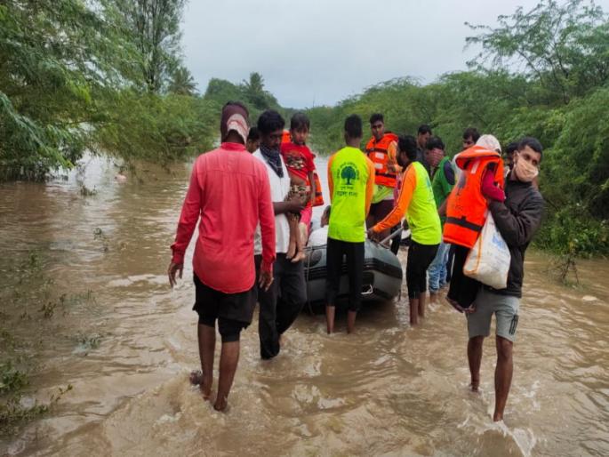 Salute! The two-month-old baby was rescued from the floodwaters at the risk of his life | जीवाची बाजी लावून 'देवदूतां'नी केली पुरात अडकलेल्या २ महिन्यांच्या बाळासह २० जणांची सुटका Salute! The two-month-old baby was rescued from the floodwaters at the risk of his life | जीवाची बाजी लावून 'देवदूतां'नी केली पुरात अडकलेल्या २ महिन्यांच्या बाळासह २० जणांची सुटका