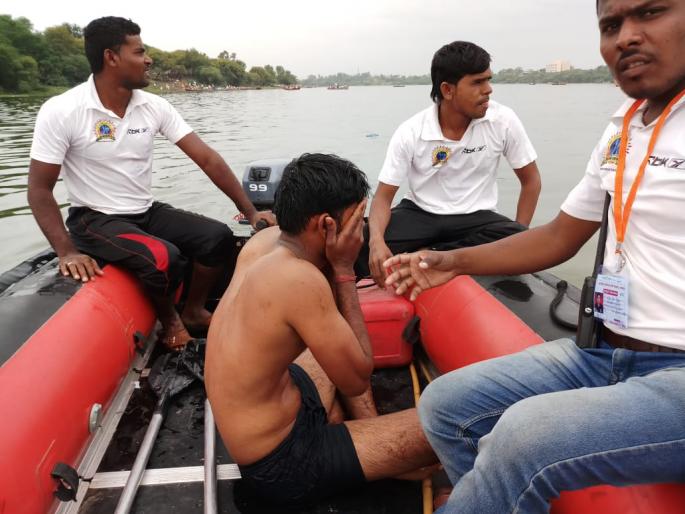 In the Chandrabhaga river stand guard for the protection of Warkaris in Pandharpur | पंढरपूरात वारकऱ्यांच्या संरक्षणासाठी अकोल्याचे बचाव पथक चंद्रभागा नदीपात्रात In the Chandrabhaga river stand guard for the protection of Warkaris in Pandharpur | पंढरपूरात वारकऱ्यांच्या संरक्षणासाठी अकोल्याचे बचाव पथक चंद्रभागा नदीपात्रात