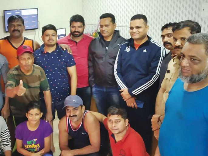 Rescue team rescues ten people in two places | रेस्क्यू टीमला दोन ठिकाणी दहा जणांना वाचविण्यात यश Rescue team rescues ten people in two places | रेस्क्यू टीमला दोन ठिकाणी दहा जणांना वाचविण्यात यश