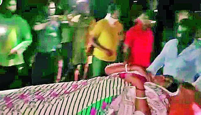 the sick woman was brought to hospital at 1 am in midnight, she was brought to Nandgaon Pode by the motor boat of the rescue team | जणू देवदूतच आले तिच्यासाठी धावून! मध्यरात्री पार पाडले रेस्क्यू ऑपरेशन the sick woman was brought to hospital at 1 am in midnight, she was brought to Nandgaon Pode by the motor boat of the rescue team | जणू देवदूतच आले तिच्यासाठी धावून! मध्यरात्री पार पाडले रेस्क्यू ऑपरेशन