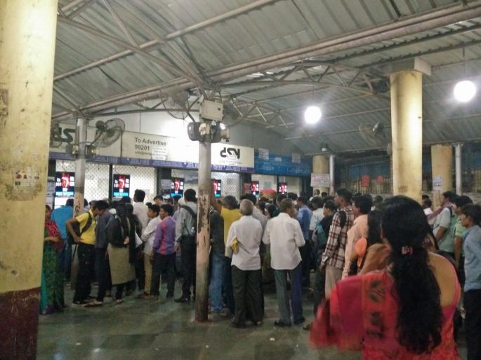 konkan expressway reservation full for ganpati festival Despite staying up all night in queue, the trains were full in two minutes | रात्रभर रांगेत जागूनही झाल्या दोन मिनिटांत गाड्या फुल्ल; चार दिवसांनंतरही पदरी निराशाच konkan expressway reservation full for ganpati festival Despite staying up all night in queue, the trains were full in two minutes | रात्रभर रांगेत जागूनही झाल्या दोन मिनिटांत गाड्या फुल्ल; चार दिवसांनंतरही पदरी निराशाच