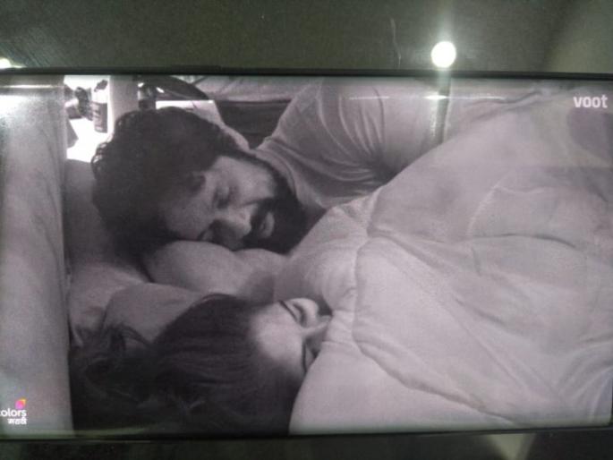 users reaction on resham and rajesh behavious in bigboss | Big Boss Marathi: 'यांना कुणीतरी आवरा'; रेशम-राजेशचे चाळे पाहून प्रेक्षकांचा संताप users reaction on resham and rajesh behavious in bigboss | Big Boss Marathi: 'यांना कुणीतरी आवरा'; रेशम-राजेशचे चाळे पाहून प्रेक्षकांचा संताप