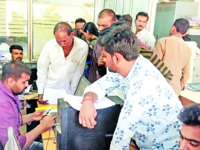 Due to not having thumb impression of thumb, the beneficiary of the ration | अंगठ्याचे ठसे उमटत नसल्याने रेशनच्या लाभार्थींची फिराफिर Due to not having thumb impression of thumb, the beneficiary of the ration | अंगठ्याचे ठसे उमटत नसल्याने रेशनच्या लाभार्थींची फिराफिर