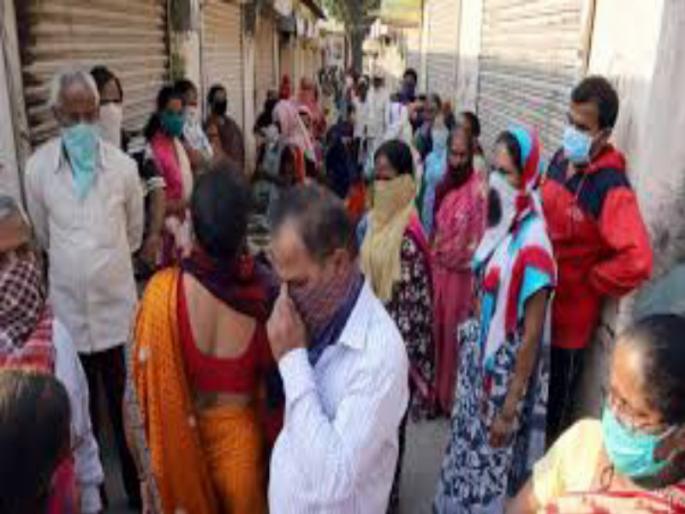 Crowd In front of ration shops due to free grain in the eastern part of Pune; The need for discipline | पुण्यातील पूर्व भागात फुकट धान्यामुळे रेशनिंग दुकानांसमोर गर्दी ; शिस्तीची गरज Crowd In front of ration shops due to free grain in the eastern part of Pune; The need for discipline | पुण्यातील पूर्व भागात फुकट धान्यामुळे रेशनिंग दुकानांसमोर गर्दी ; शिस्तीची गरज