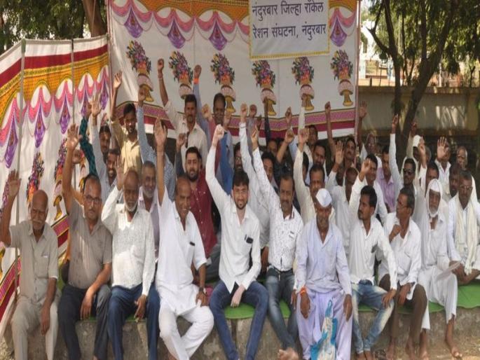 Ration card holders should be given grain instead of cash | रेशन कार्डधारकांना रोख रक्कमऐवजी धान्यच द्यावे Ration card holders should be given grain instead of cash | रेशन कार्डधारकांना रोख रक्कमऐवजी धान्यच द्यावे