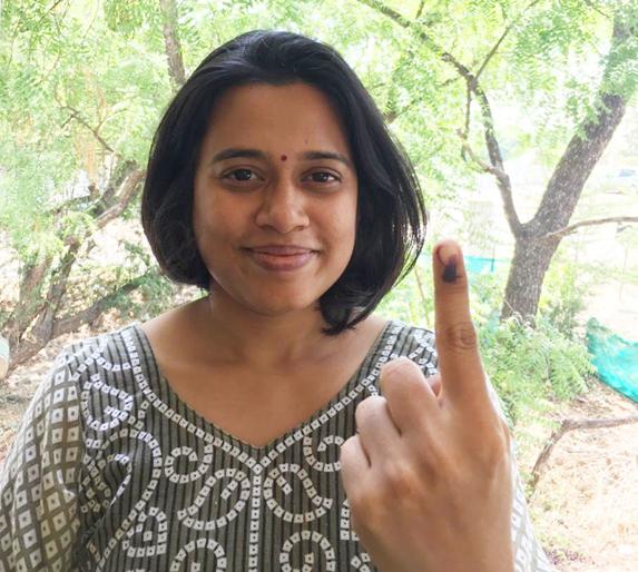 Malaysia to reach Loksabha election, Solapur reached directly | राष्ट्रीय कर्तव्याची जाण... 'तिनं' मलेशियाहून सोलापुरात येऊन केलं मतदान Malaysia to reach Loksabha election, Solapur reached directly | राष्ट्रीय कर्तव्याची जाण... 'तिनं' मलेशियाहून सोलापुरात येऊन केलं मतदान