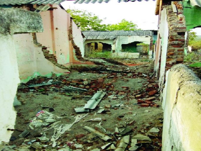 The miserable state of the police residences in Kandahar | कंधार येथील पोलीस निवासस्थानांची दयनीय अवस्था