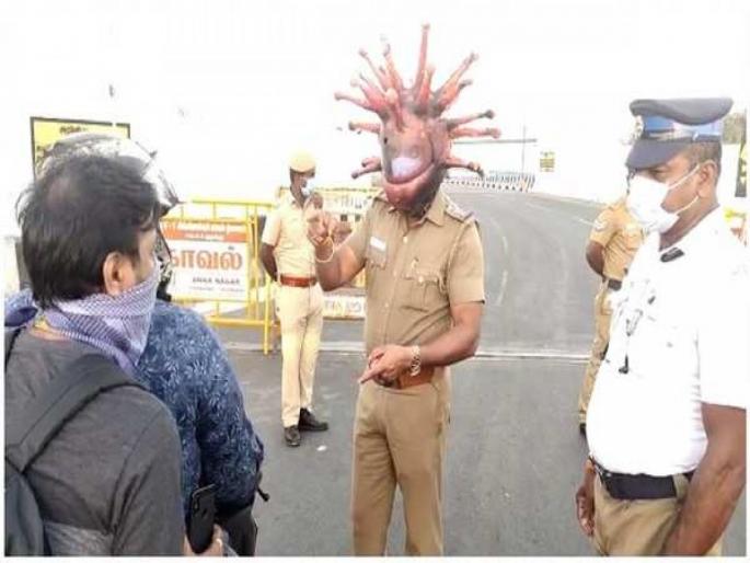 Coronavirus : Tamilnadu cop in coronavirus helmet warns curfew violators api | Coronavirus : जेव्हा पोलीस 'कोरोना व्हायरस हेल्मेट' घालून रस्त्यावर उभा राहतो, व्हिडीओ व्हायरल... Coronavirus : Tamilnadu cop in coronavirus helmet warns curfew violators api | Coronavirus : जेव्हा पोलीस 'कोरोना व्हायरस हेल्मेट' घालून रस्त्यावर उभा राहतो, व्हिडीओ व्हायरल...