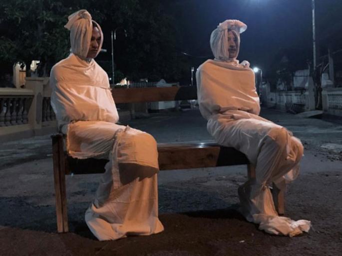Coronavirus: People in Indonesia dress up as ghosts to scare villagers off roads api | Coronavirus: लोकांना कोरोनापासून वाचवण्यासाठी ते झाले 'भूत' अन्.... Coronavirus: People in Indonesia dress up as ghosts to scare villagers off roads api | Coronavirus: लोकांना कोरोनापासून वाचवण्यासाठी ते झाले 'भूत' अन्....