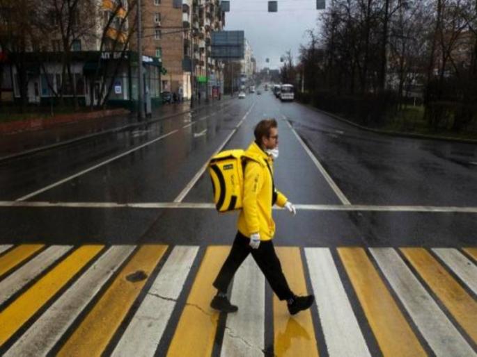 Lockdown Boredom Makes Moscow Businessman Turn Into A Food Delivery Guy api | Lockdown : ...म्हणून 15 कोटींचा टर्नओव्हर असलेला बिझनेसमन लॉकडाऊनमधे झाला डिलिव्हरी बॉय