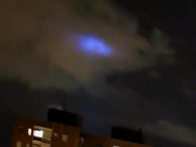 Strange blue lights appear in skies across the world as sightings flood internet api | अमेरिकासहीत अनेक देशांमध्ये आकाशात दिसला विचित्र निळा प्रकाश, व्हिडीओ व्हायरल.... Strange blue lights appear in skies across the world as sightings flood internet api | अमेरिकासहीत अनेक देशांमध्ये आकाशात दिसला विचित्र निळा प्रकाश, व्हिडीओ व्हायरल....