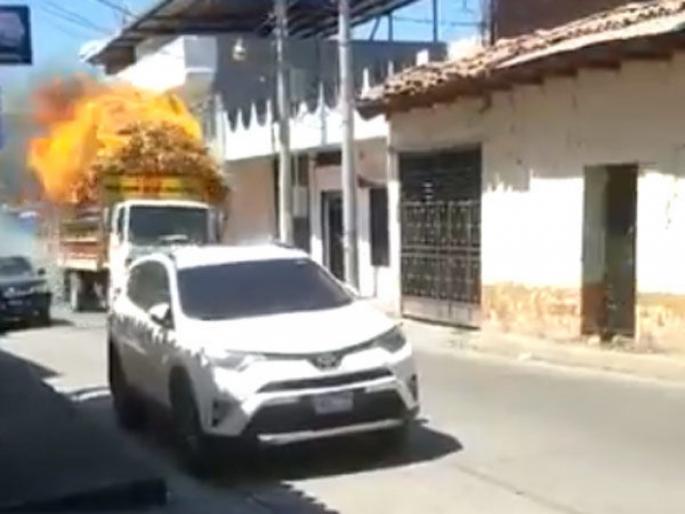 Truck caught fire this is what happens when video goes viral api | Video : बाबो! आगीने पेटलेला ट्रक ड्रायव्हर गावातून सुसाट चालवत होता अन्....